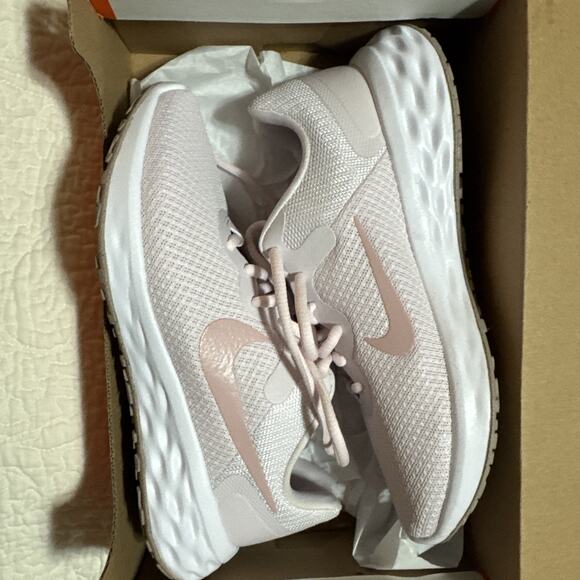 Women Nike size 5.5US Revolution 6 NN Running Shoes Light Violet/Champagne White - Picture 1 of 6